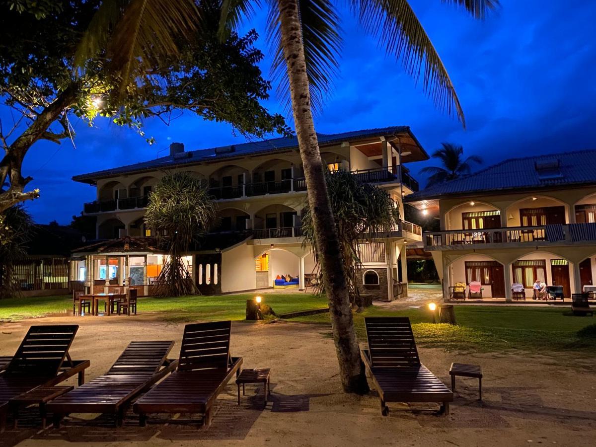 Sri Gemunu Beach Resort Унаватуна Екстер'єр фото