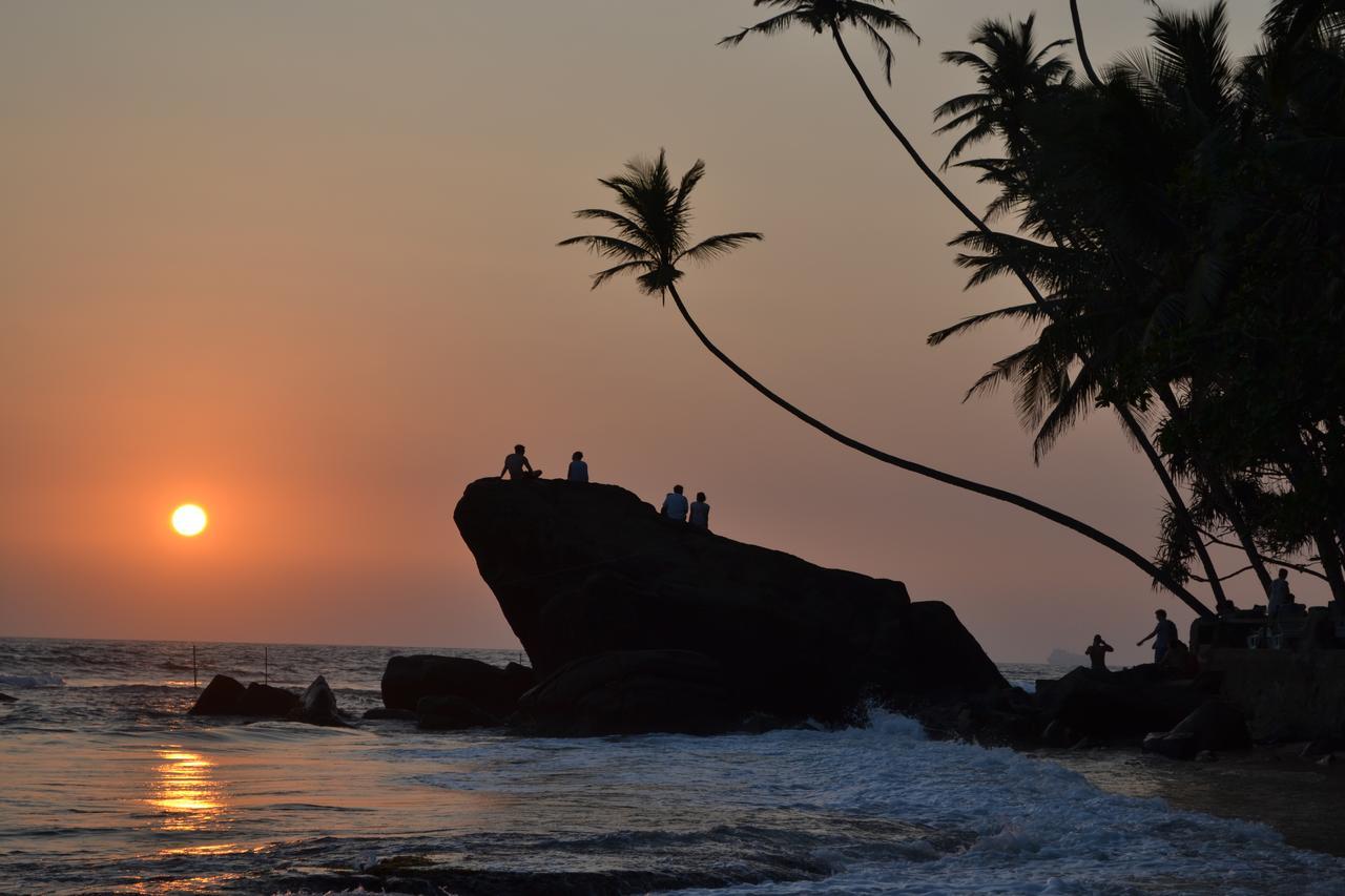 Sri Gemunu Beach Resort Унаватуна Екстер'єр фото